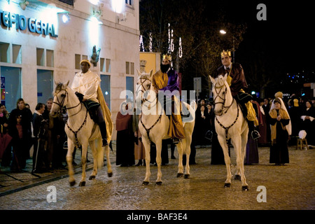 COIMBRA PORTUGAL Les membres de la société folklorique habillé comme les Trois Rois ride dans défilé annuel sur dia de Reis Jour des Rois Banque D'Images