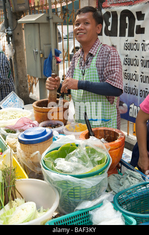 Un vendeur de rue la préparation SomTam salade de papaye ou à son food à Bangkok en Thaïlande Banque D'Images