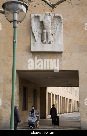 Terminal de l'Aéroport de Tempelhof, Berlin, Allemagne, Ernst Sagebiel, terminal de l'aéroport Tempelhof eagle avec des piétons marchant à travers. Banque D'Images