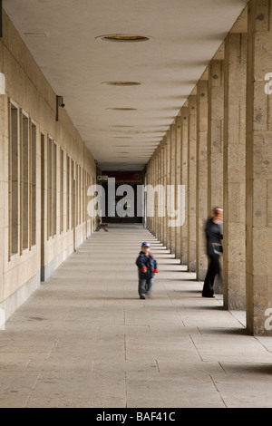 Terminal de l'Aéroport de Tempelhof, Berlin, Allemagne, Ernst Sagebiel, terminal de l'aéroport Tempelhof avec colonnade kinder. Banque D'Images