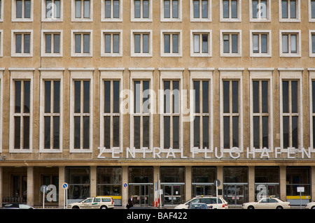 Terminal de l'Aéroport de Tempelhof, Berlin, Allemagne, Ernst Sagebiel, terminal de l'aéroport Tempelhof vue détaillée de l'entrée principale. Banque D'Images