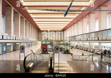 Terminal de l'Aéroport de Tempelhof, Berlin, Allemagne, Ernst Sagebiel, terminal de l'aéroport Tempelhof vue de la salle principale de l'escalier. Banque D'Images