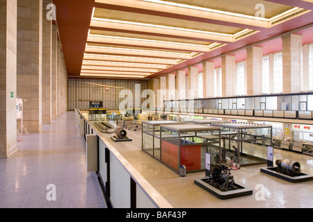 Terminal de l'Aéroport de Tempelhof, Berlin, Allemagne, Ernst Sagebiel, terminal de l'aéroport Tempelhof longue vue depuis la fin de la balcon. Banque D'Images