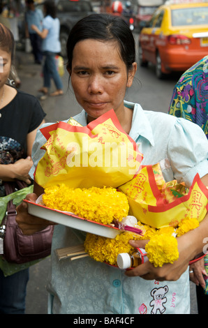 Femme portant des offrandes à un temple chinois à Bangkok en Thaïlande Banque D'Images