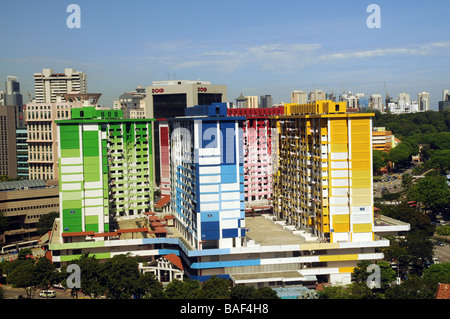 Singapour, un bloc d'appartements colorés, ne peuvent que croître vers le haut maintenant, d'où tant de tours, et les gens vivent dans des appartements uniquement Banque D'Images