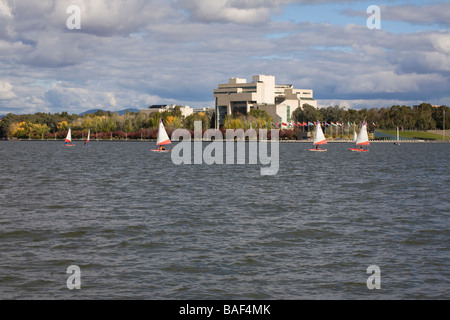 Haute Cour et de la National Gallery sur le lac Burley Griffin, Canberra, Territoire de la capitale australienne, Australie Banque D'Images