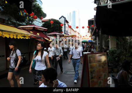 Singapour, blague sur les étudiants comme ils marchent à travers Chinatown Banque D'Images