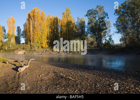 Les eaux froides qui coule doucement de la rivière Tumut Tumut,, New South Wales, Australie Banque D'Images