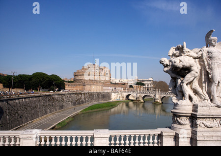 Traversée du pont avec statue du Tibre à Rome, Italie Banque D'Images