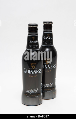 Deux bouteilles de bière Guinness sur fond blanc Banque D'Images
