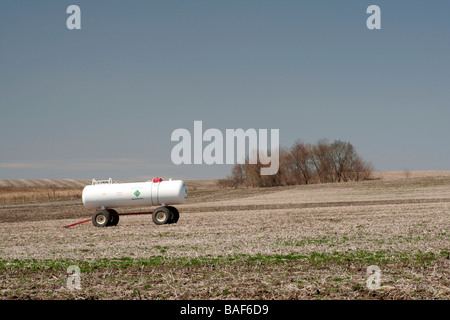 Réservoir d'ammoniac anhydre sur ferme dans les collines du Comté de Butler dans l'Iowa Banque D'Images