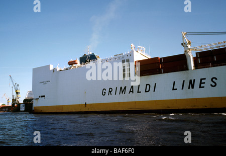 20 avril 2009 - Grimaldi's Grande Sud quitte le port allemand de Hambourg. Banque D'Images