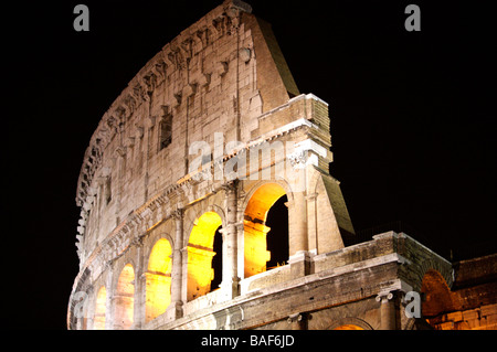 Une partie du colisée illuminé la nuit contre le ciel de nuit à Rome Italie Banque D'Images