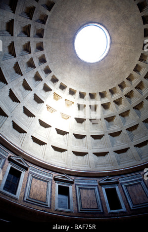 La vue vers le haut du toit de la basilique St Peters au Vatican avec la lumière réfléchissant à l'intérieur Banque D'Images