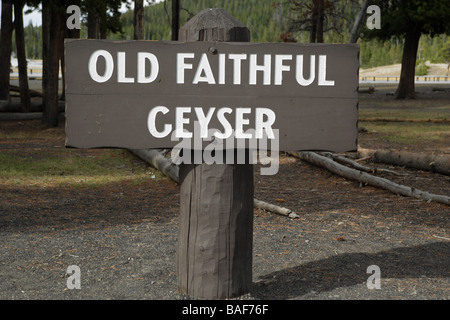Inscrivez-Old Faithful Geyser Yellowstone Banque D'Images