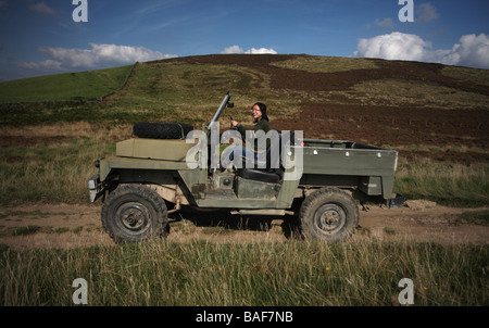 Jeune fille au volant d'une ancienne série 3 - Léger Ex-Military Landrover Banque D'Images