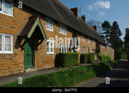 Une rangée de vieilles maisons en terrasse dans le village de Flore, Northamptonshire, Angleterre Banque D'Images
