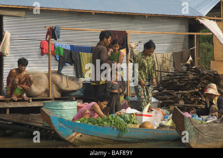 Village flottant sur le Tonle Sap Lake près de Siem Reap, Cambodge Banque D'Images