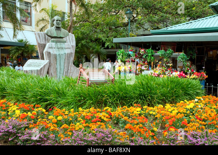 Une sculpture de José Maria Castro Madriz et jardin fleuri dans une place de la ville de San Jose, Costa Rica, Amérique Centrale Banque D'Images