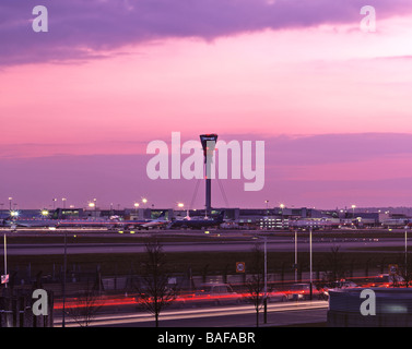 La tour de contrôle de l'aéroport de Heathrow, Londres, Royaume-Uni, Richard Rogers Partnership, tour de contrôle de l'aéroport d'Heathrow sur Twilight Banque D'Images