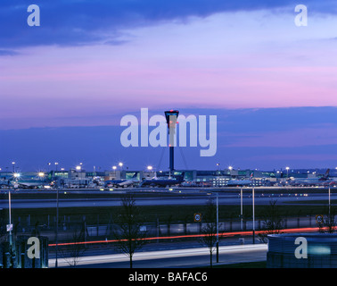 La tour de contrôle de l'aéroport de Heathrow, Londres, Royaume-Uni, Richard Rogers Partnership, tour de contrôle l'aéroport de Heathrow. Banque D'Images