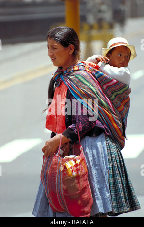 Femme péruvienne avec bébé au dos Banque D'Images