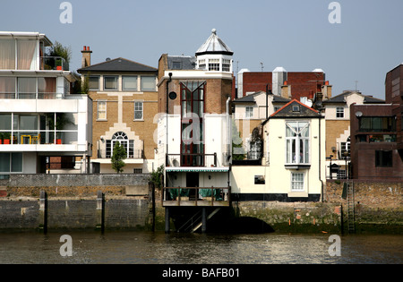 Maisons sur Chelsea riverfront petite maison blanche une fois occupé par Lord Snowdon London 2009 Banque D'Images