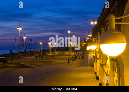 Le Brighton and Hove, scènes de rue la nuit Banque D'Images