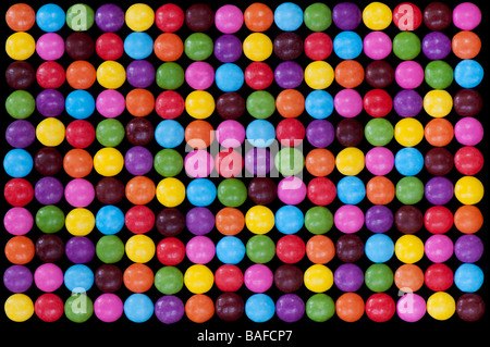 Smarties sur fond noir Banque D'Images