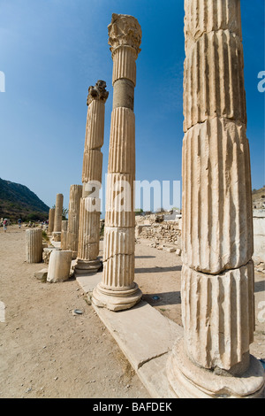 Colonnes reconstruit. Une rangée de colonnes de marbre dans un rare coin tranquille de l'ancienne ville coloniale grecque. Banque D'Images