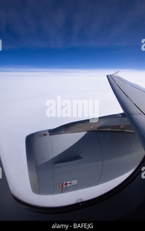 Vue à travers la fenêtre d'un avion Banque D'Images