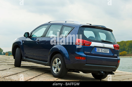 Peugeot 4007 SUV bleu au Rhin vue arrière Banque D'Images