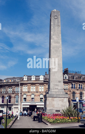 Le Cénotaphe 'War Memorial' et 'Cambridge Crescent' boutiques, Harrogate, Yorkshire du Nord', 'Angleterre, 'Grande-bretagne' Banque D'Images