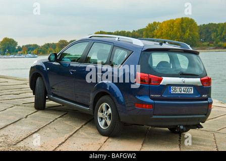 Peugeot 4007 SUV bleu au Rhin vue arrière Banque D'Images