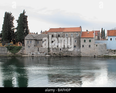 La Bosnie-et-Herzégovine Republik Srpska d'un village pittoresque scène sur la banque de rivière Trebisnjica en ville Trebinje Banque D'Images