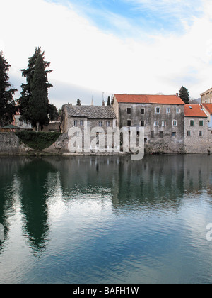 La Bosnie-et-Herzégovine Republik Srpska d'un village pittoresque scène sur la banque de rivière Trebisnjica en ville Trebinje Banque D'Images