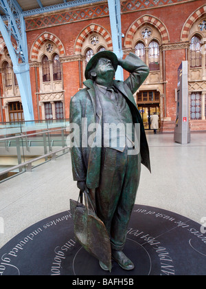 Martin Jennings sculpture Sir John Betjeman dans le grand hall à St Pancras Londres Angleterre Banque D'Images