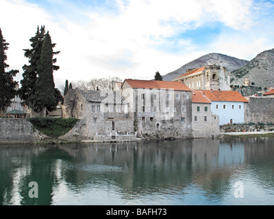 La Bosnie-et-Herzégovine Republik Srpska d'un village pittoresque scène sur la banque de rivière Trebisnjica en ville Trebinje Banque D'Images