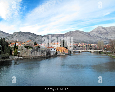 La Bosnie-et-Herzégovine Republik Srpska Trebinje ville sur la rivière Trebisnjica Banque D'Images