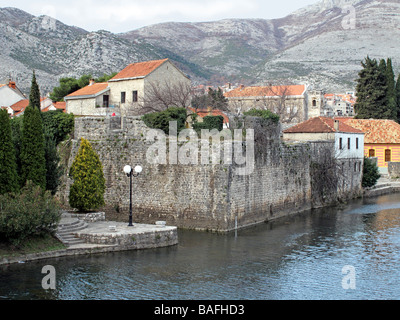 La Bosnie-et-Herzégovine Republik Srpska d'un village pittoresque scène sur la banque de rivière Trebisnjica en ville Trebinje Banque D'Images