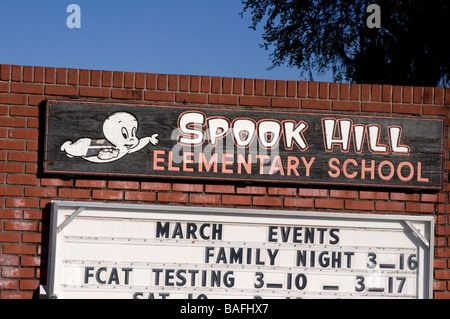 Inscrivez-vous sur le terrain de Spook Hill Elementary School Lake Wales en Floride Banque D'Images