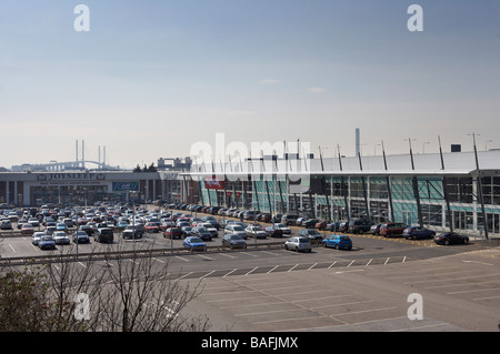 Lakeside Retail Park, Essex, Royaume-Uni, Benoy, Lakeside retail park vue aérienne du paysage à travers les vitrines de parking. Banque D'Images