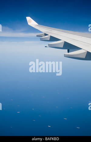 Un avion survolant le golfe Persique près de Dubaï avec une flotte de pétroliers ci-dessous laissant les champs pétroliers du Golfe Banque D'Images