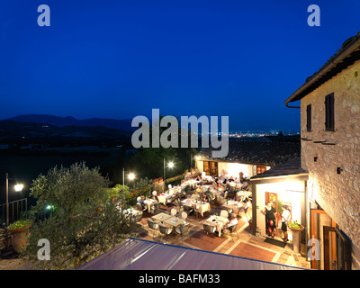 A la fin de soirée sous le ciel clair à Spello, Italie. Banque D'Images