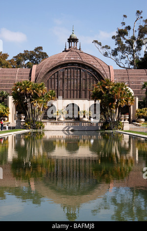 L'extérieur de l'immeuble jardin botanique de l'étang au premier plan dans le Balboa Park, San Diego, California USA Banque D'Images