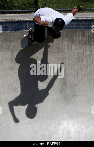 Planche faisant des tours Culver City Skateboard Park Culver City Los Angeles County California United States of America Banque D'Images
