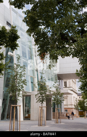 Académie des beaux-arts, Munich, Allemagne, Coop Himmelb(l)au, Académie des beaux-arts entrée principale, sous les arbres. Banque D'Images