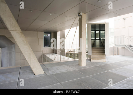 Académie des beaux-arts, Munich, Allemagne, Coop Himmelb(l)au, Académie des beaux-arts terrasse avec cantileaver sur la tête. Banque D'Images