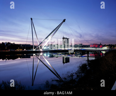 L'ensemble pont piétonnier de Newport sur Twilight Banque D'Images