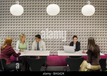 Baker Botts, Londres, Royaume-Uni, Gensler, Baker botts vue paysage de cantine, d'un coin salon. Banque D'Images